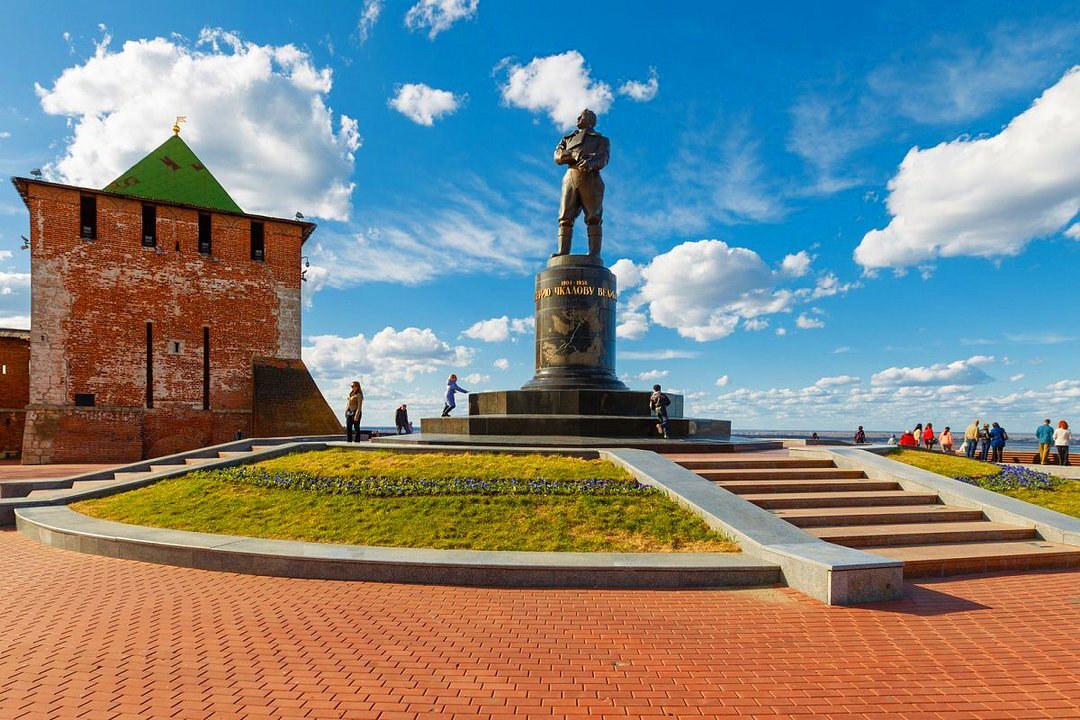 Памятник чкалову. Памятник Чкалову в Нижнем Новгороде. Памятник Валерию Чкалову. Чкаловская лестница памятник Чкалову. Памятник в Нижнем на Чкаловской лестнице.