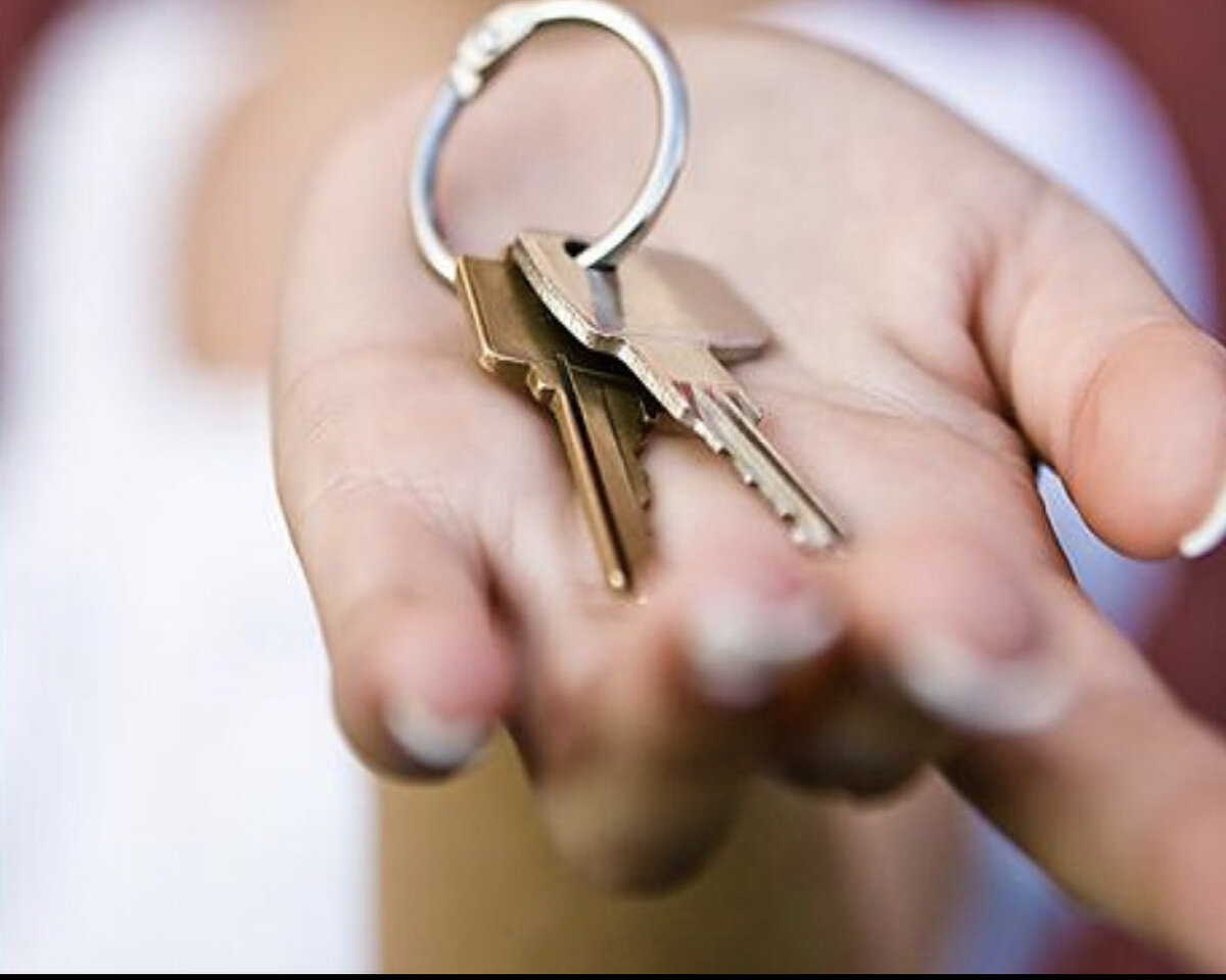 Ключи от квартиры в руке