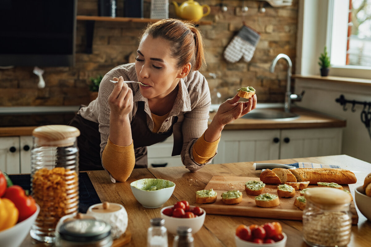 Starts with eating. Повар в ресторане. Шедевры мировой кулинарии. Вкусовое восприятие. Повар в ресторане крупным планом.