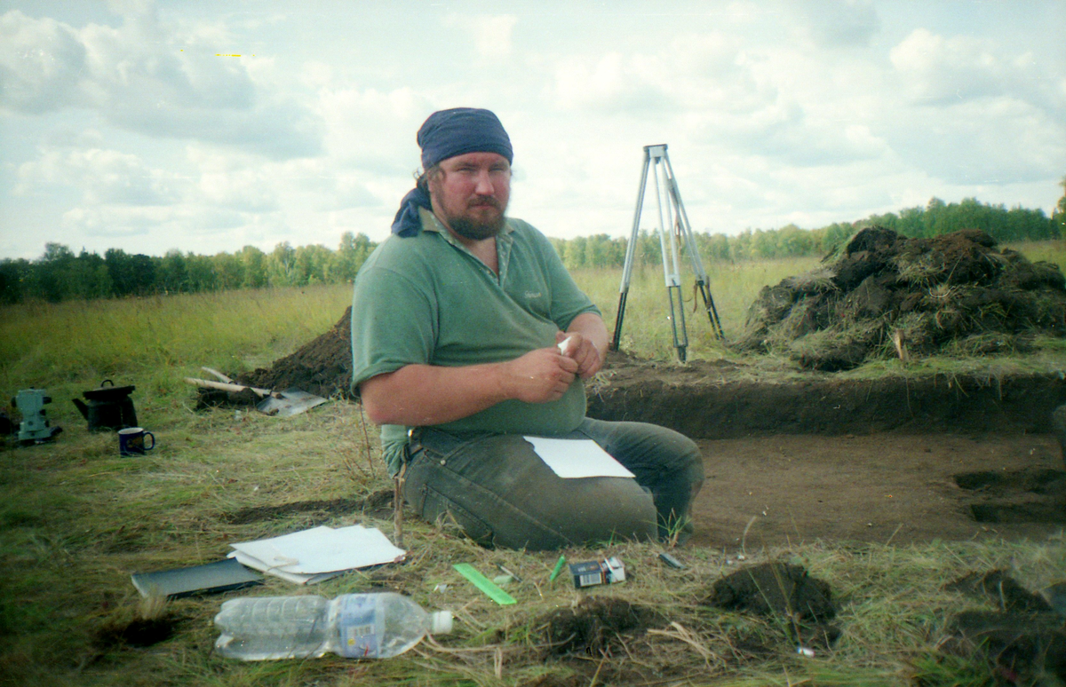 Фёдор Петров в раскопе менгира Степное 8. 2001 год.