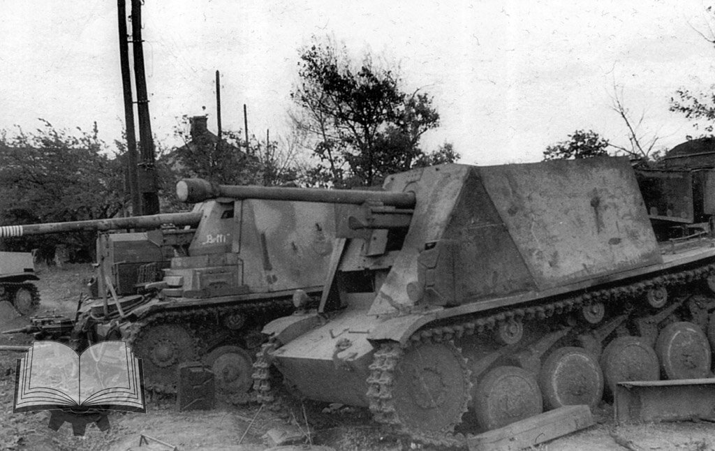Матчасть 128-го дивизиона истребителей танков. На переднем плане сама известная конверсия Pz.Kpfw.II под 50-мм пушку Pak 38.