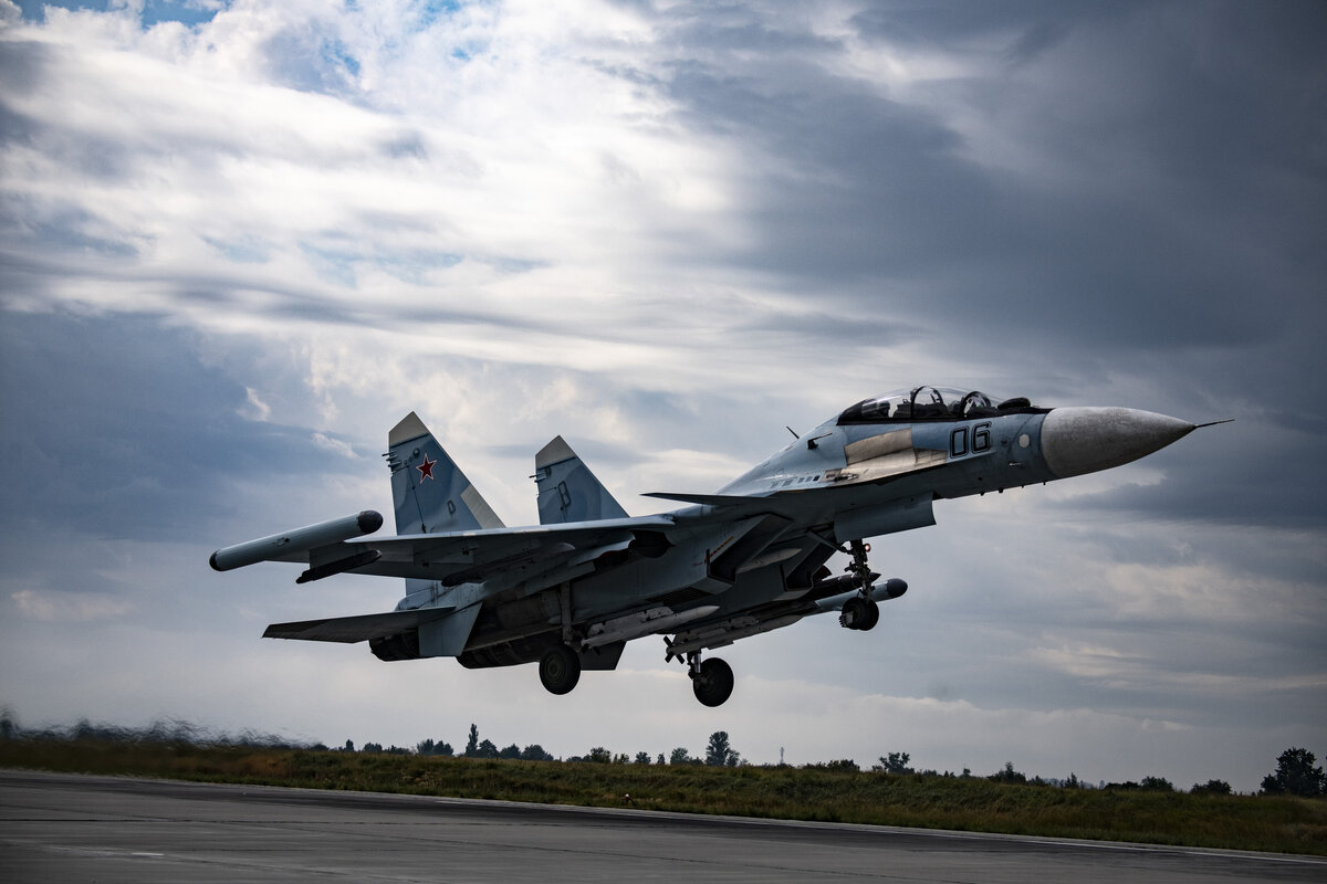     Многоцелевой истребитель Су-30СМ ВКС России на аэродроме базирования истребителей ВКС России, задействованных в СВО / РИА Новости / Валентин Капустин