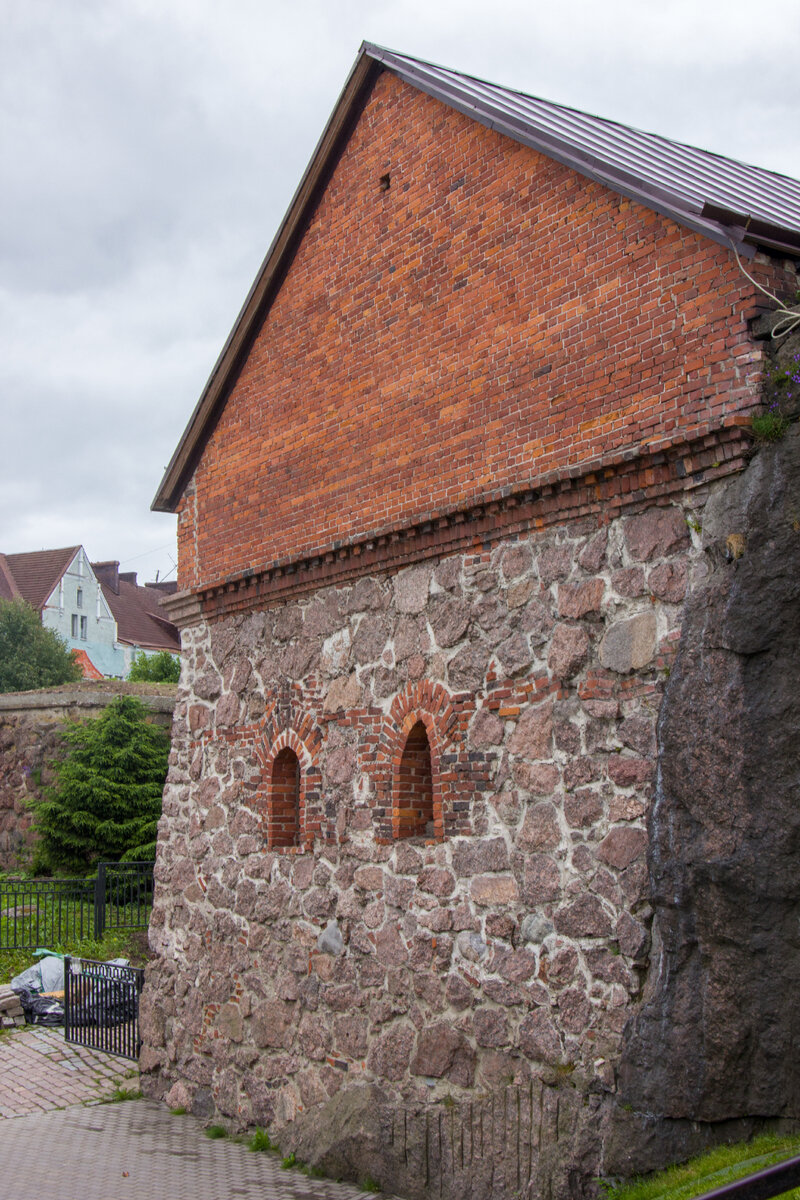 Бастион Панцерлакс и Пороховой погреб . Единственный сохранившийся бастион Рогатой крепости, 16 век.