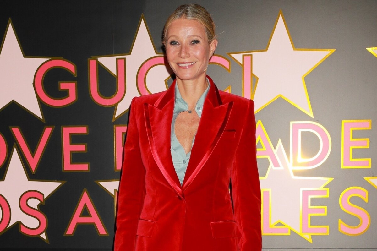     50-летняя Гвинет Пэлтроу гордо демонстрирует упругий пресс в крошечном бикини