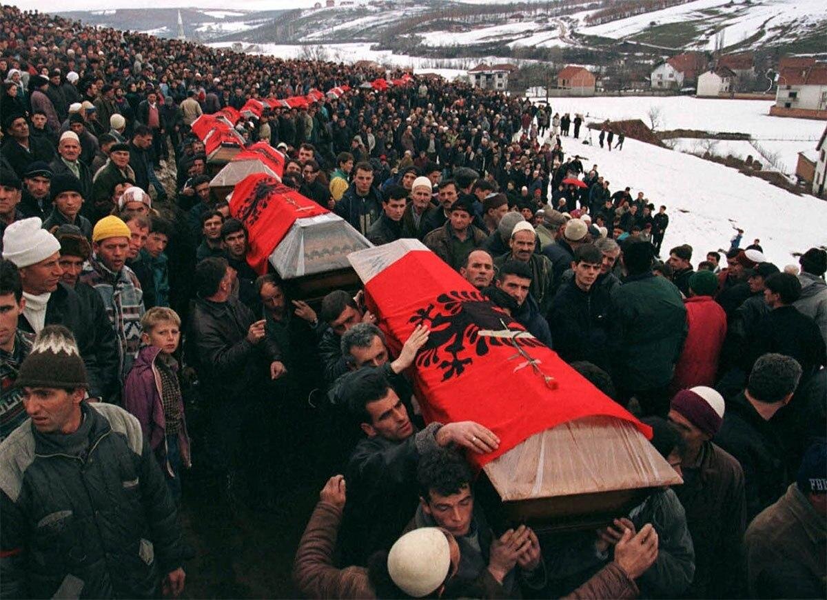 Похороны жертв резни в Рачаке. Январь 1999.
