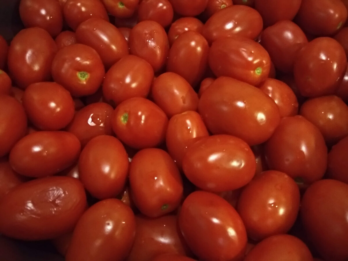 При выборе томатов для вяления важно, чтобы они были мясистыми (в идеале - сорт "сливки"), без лишней воды. Спелые. И без признаков гнили или плесени! Ярко выраженный приятный аромат - тоже залог успеха