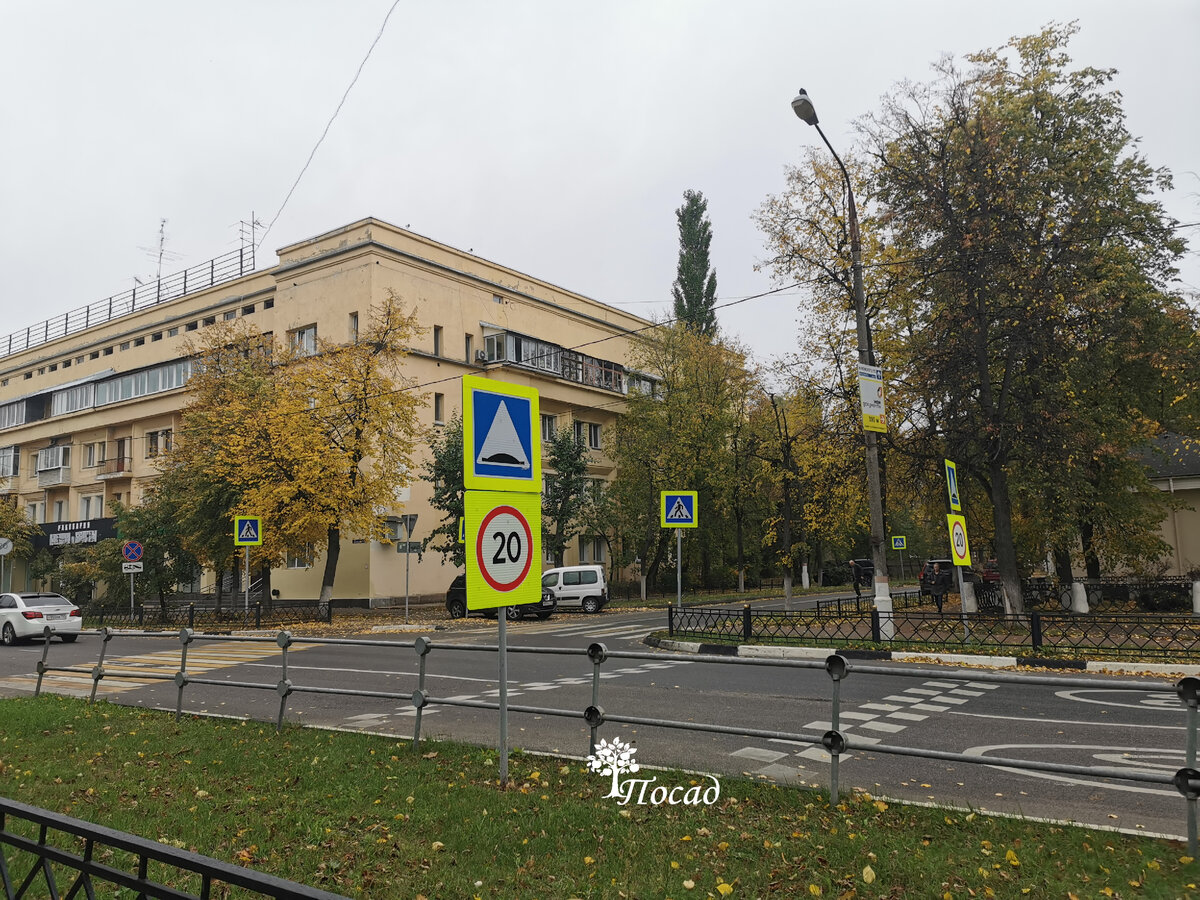 Пирамидальный тополь возле дома эпохи конструктивизма.