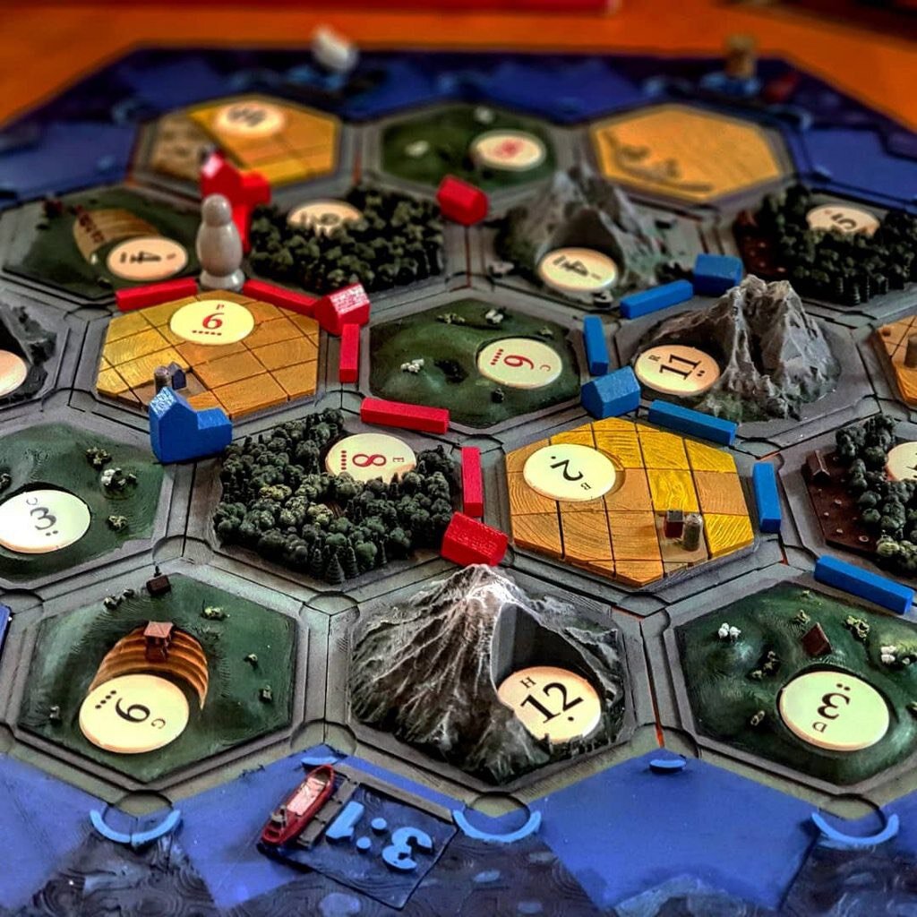 Какие интересные настольные игры. Настолка Catan. Колонизаторы Catan 3d. Catan колонизаторы фигурка. Catan фигурки 3d.