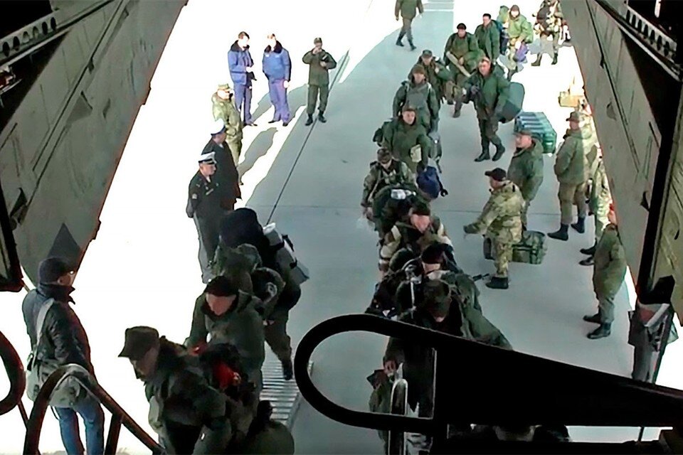     150 мобилизованных граждан из Калининградской области тправились на юго-западный рубеж России с аэродрома Чкаловск под Калининградом.  Кадр видео