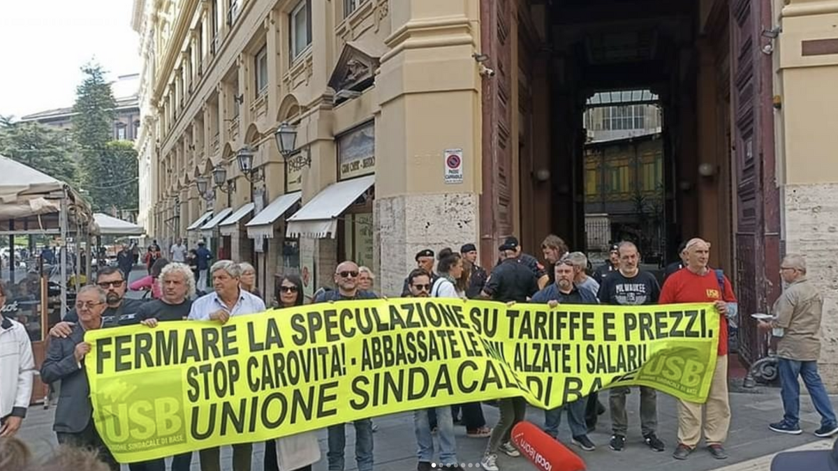    Участники акции протеста против увеличения тарифов на электричество и газ в Италии© Фото : Unione Sindacale di Base