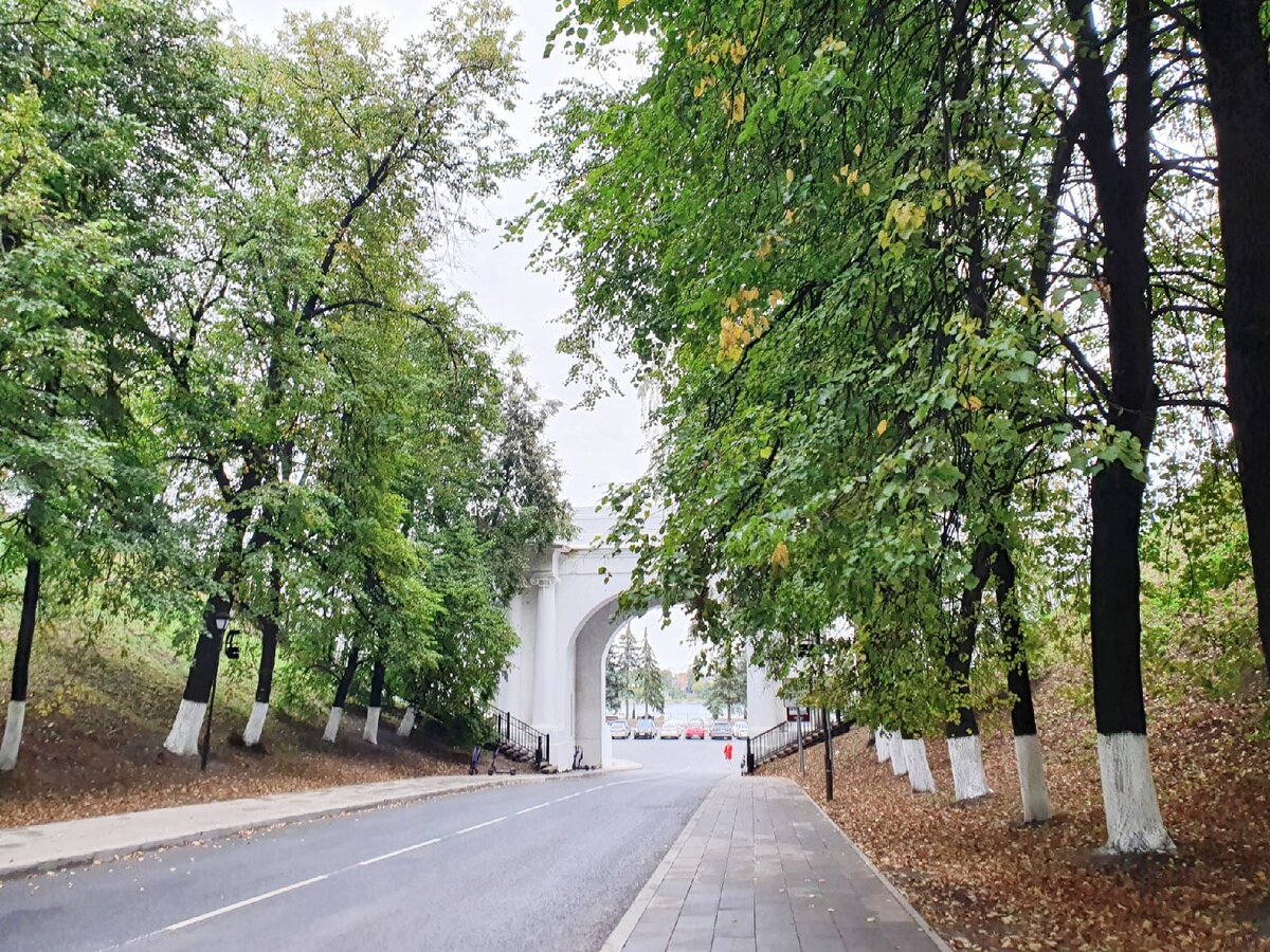 Улица Красный съезд. За мостом есть удобная парковка.