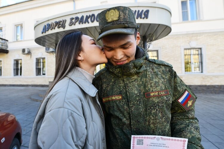    С 21 сентября было зарегистрировано 29 браков. Кроме того, оформили 9 фактов установления отцовства и три расторжения брака по решению суда