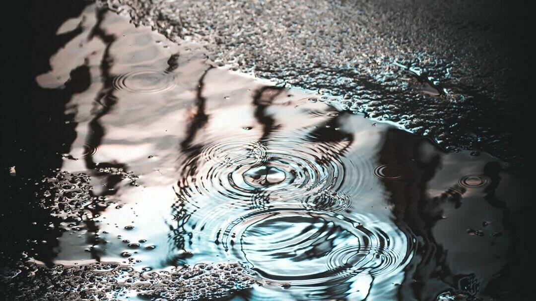     Вода появилась после благоустройства двора на строящемся объекте.
