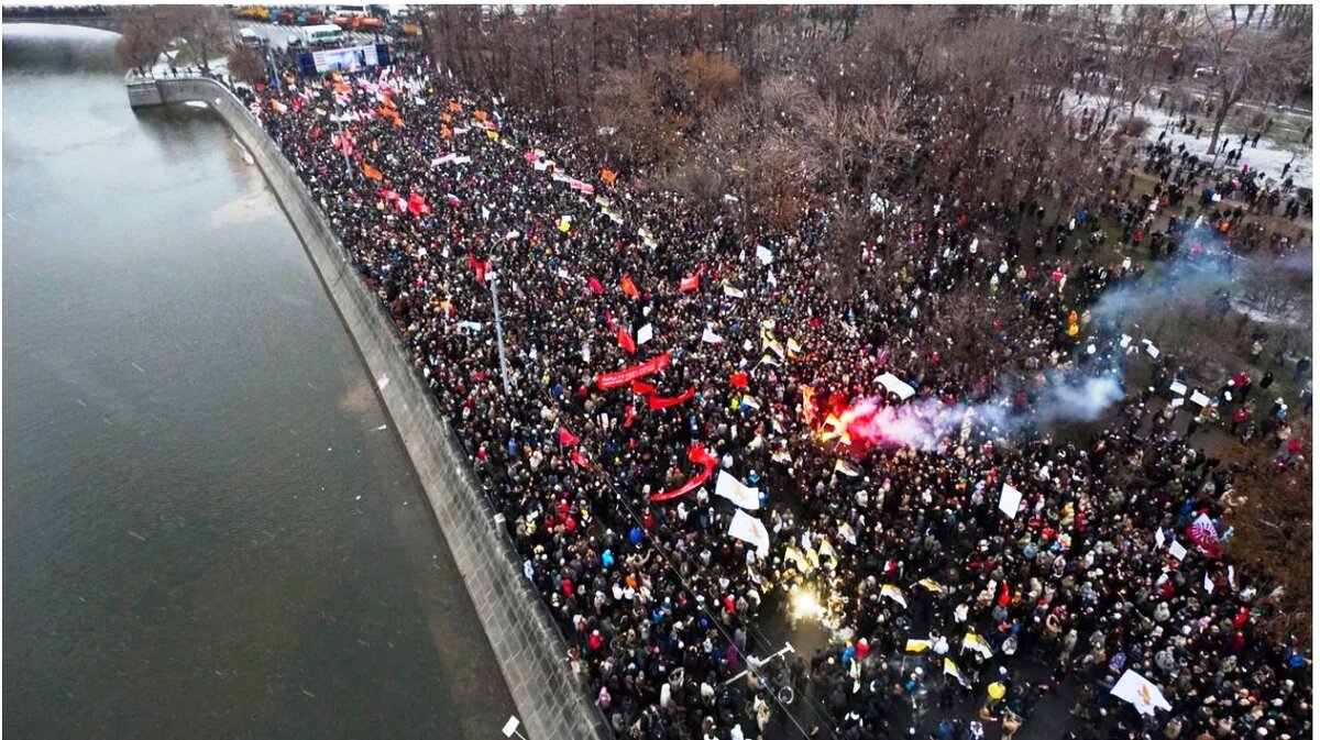 Декабрь 2011 года. Вид на Болотную площадь. Фото: ИТАР-ТАСС / Агентство Гражданской Журналистики «Ридус» Накануне прошли выборы в Думу. Точка отсчёта по зачистке свобод и инакомыслия.