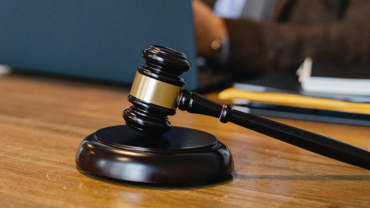   Судебный молоток на столе:pexels.com