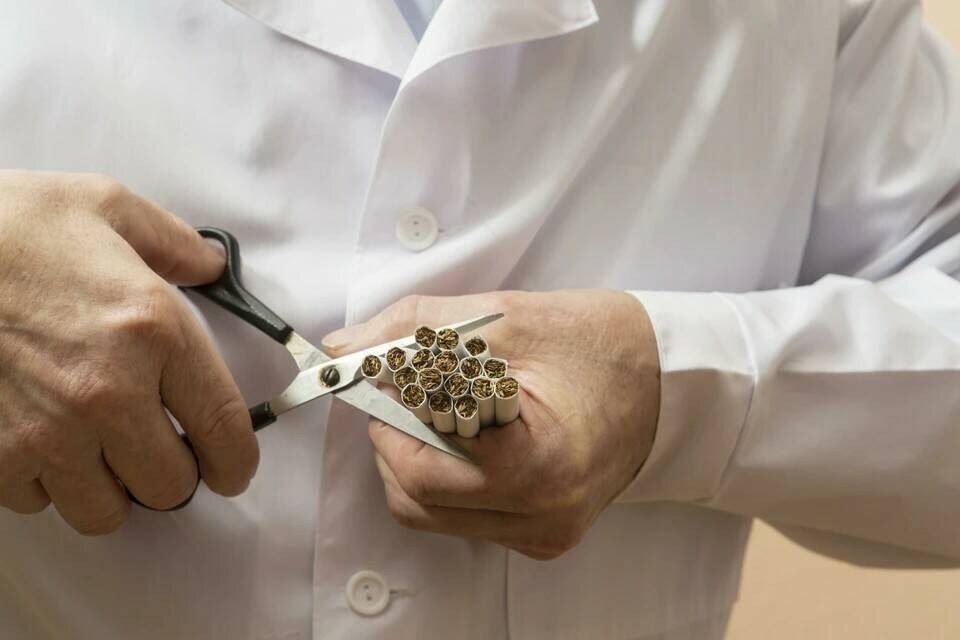     Юрист Телегин напомнил, что за курение на детской площадке может грозить штраф от 2 до 3 тысяч рублей  GLOBAL LOOK PRESS