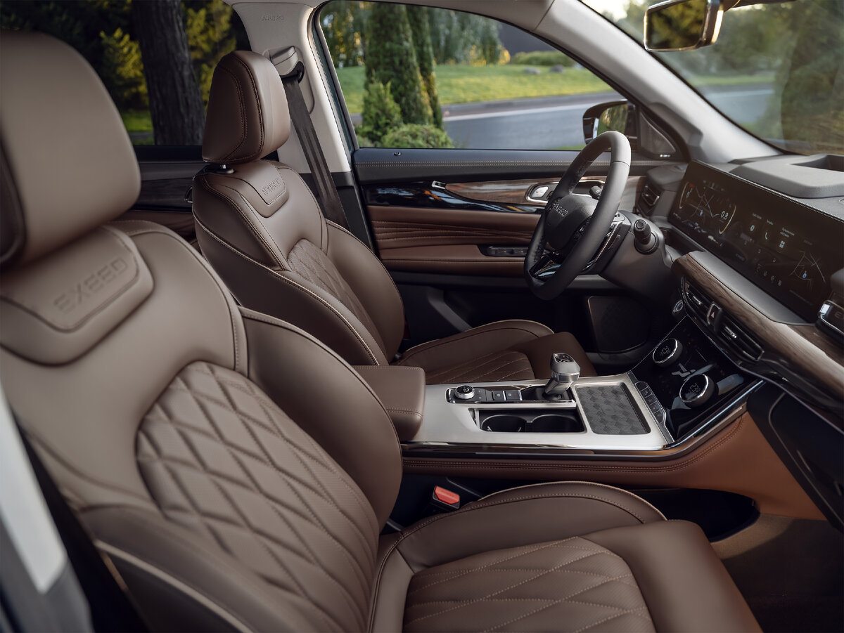 На фото: салон кроссовера Exeed VX в комплектации President Limited Edition
