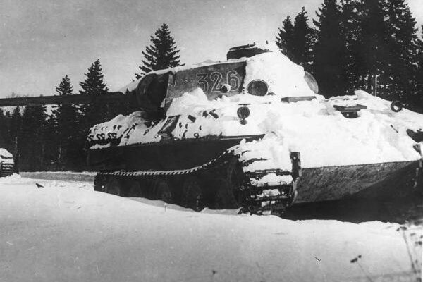 За годы войны гонка вооружений значительно отразилась на танкостроении. Немецкие "звери" - "Тигры" и "Пантеры" получали все более угрожающие калибры и мощную броню.
