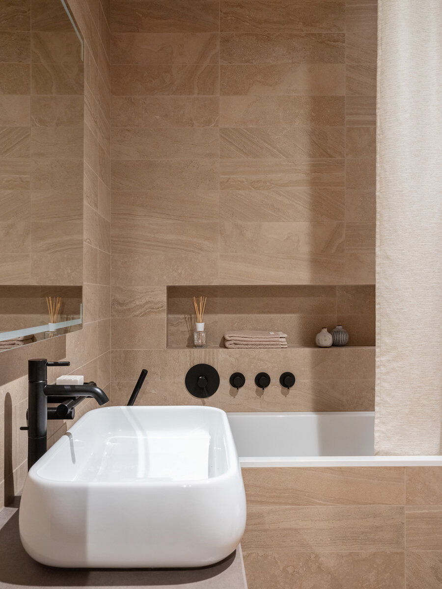 Современный шик и элегантность. Естественные цвета и оригинальный дизайн в квартире нестандартной планировки