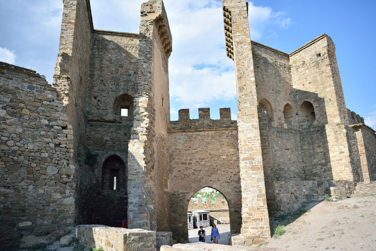 Судакская крепость, центральный вход, главные ворота крепости — Санте-Кроче, западная башня — Джиакомо Торселли, восточная башня — Барнабо ди Франки ди Пагано. Фотография автора статьи.
