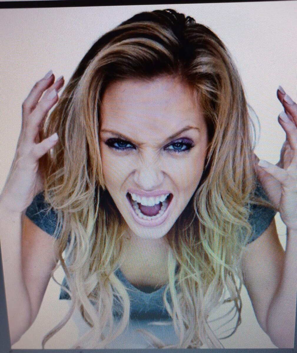 Ну я же красавица..Ну почему так? Почему он с ней, а не со мной.