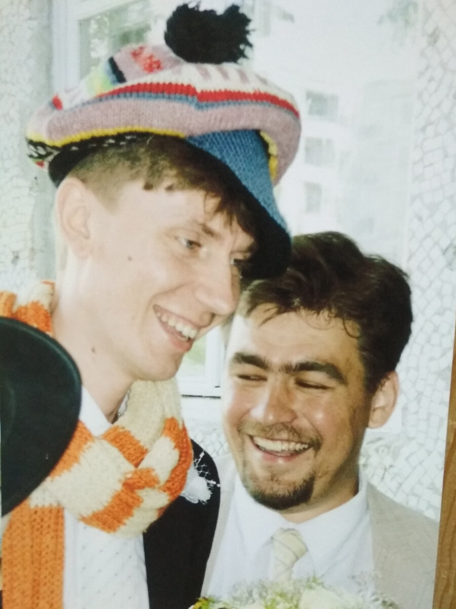 Андрюша с Володей. Жених в образе Остапа Бендера.