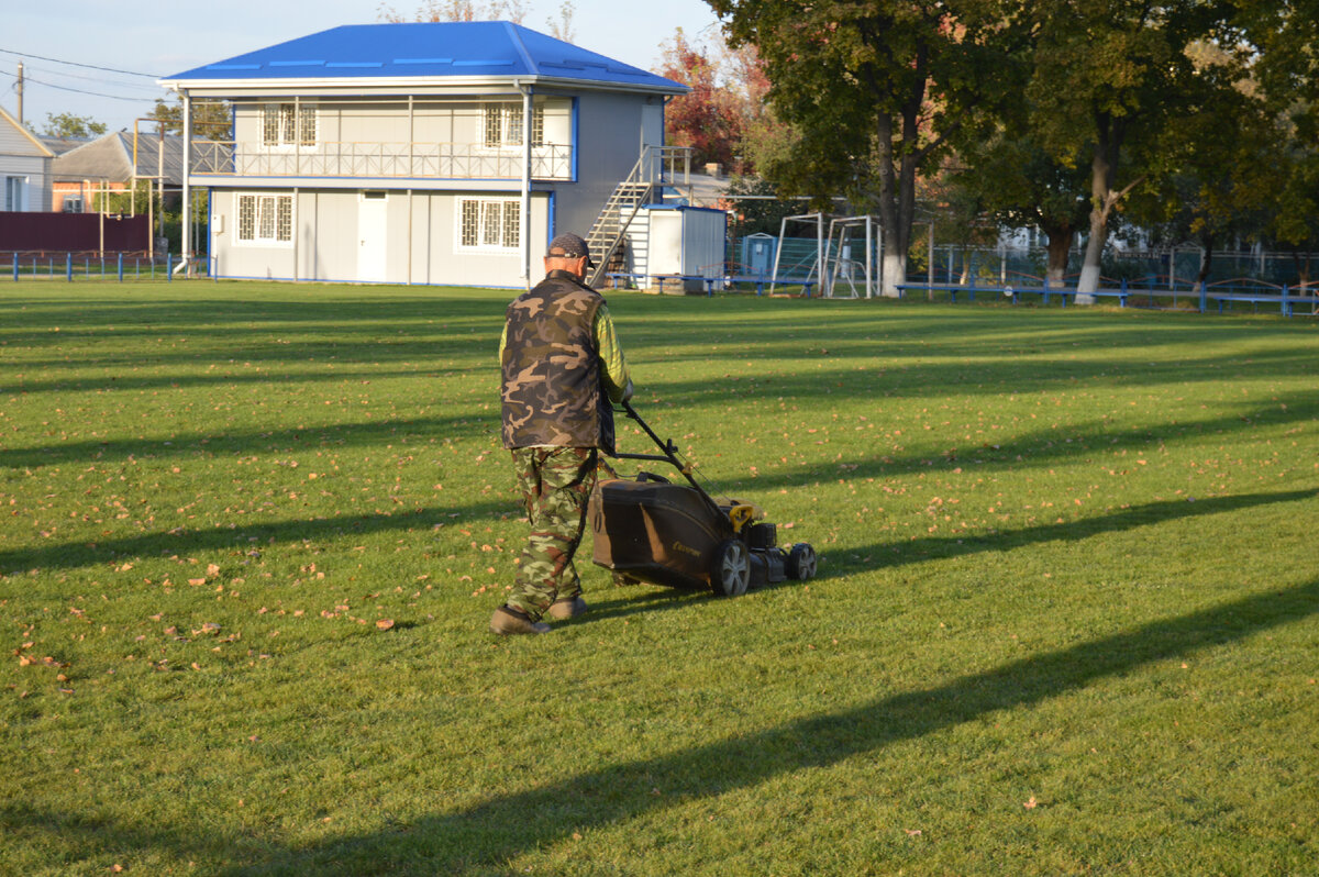Фото автора. 14.10.2022. Директор станичного стадиона.