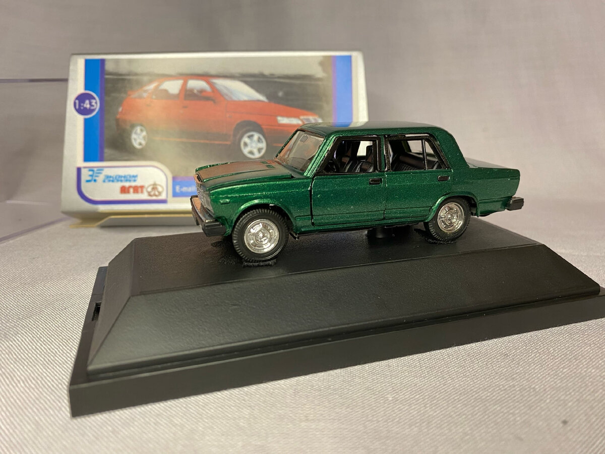 Расчехлив содержимое мы точно убеждаемся - машинка расположена на подставке со сдвигом назад. Почему? На это есть причины, о них чуть позже. 