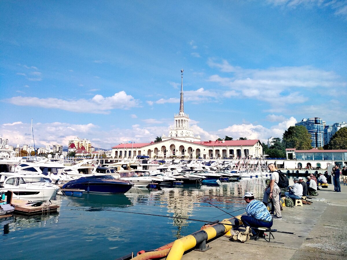Наш сочинский морпорт - знаковое место курорта. Фото автора