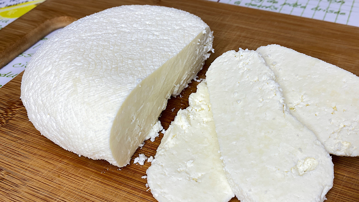 Сыр кабардинский рассольный. Кобийский сыр. Сыр козий брынза. Сыр брынза в домашних. Молдавская брынза.