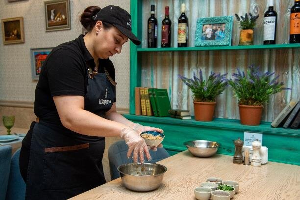 Шеф повар улыбается. Вера фомина тула повар. Шеф повар тула. Леонтьев илья викторович повар тула. Сергей кондратов повар тула.