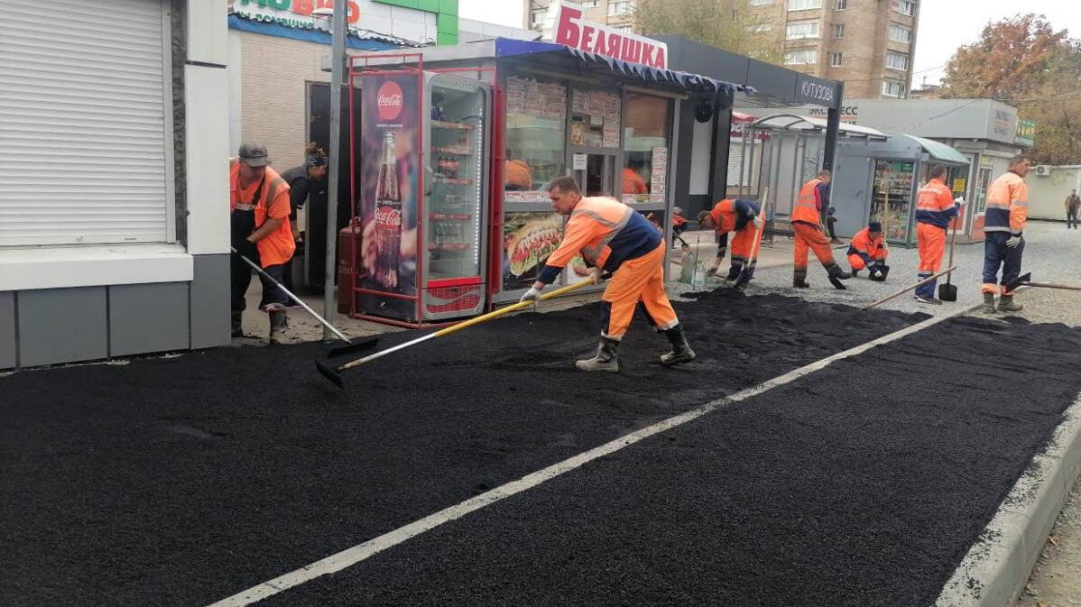 Сделали владивосток. Благоустройство тротуаров. Пешеход на тротуаре. Ремонт дорог фото. Город.