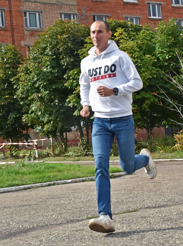 Денису — 32 года, он кандидат в мастера спорта, член сборной Пензенской области по легкой атлетике и победитель Кубка России по бегу на 100 километров.