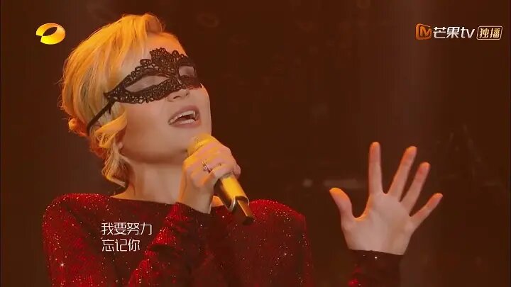 Полина Гагарина на китайском шоу “Singer” 
