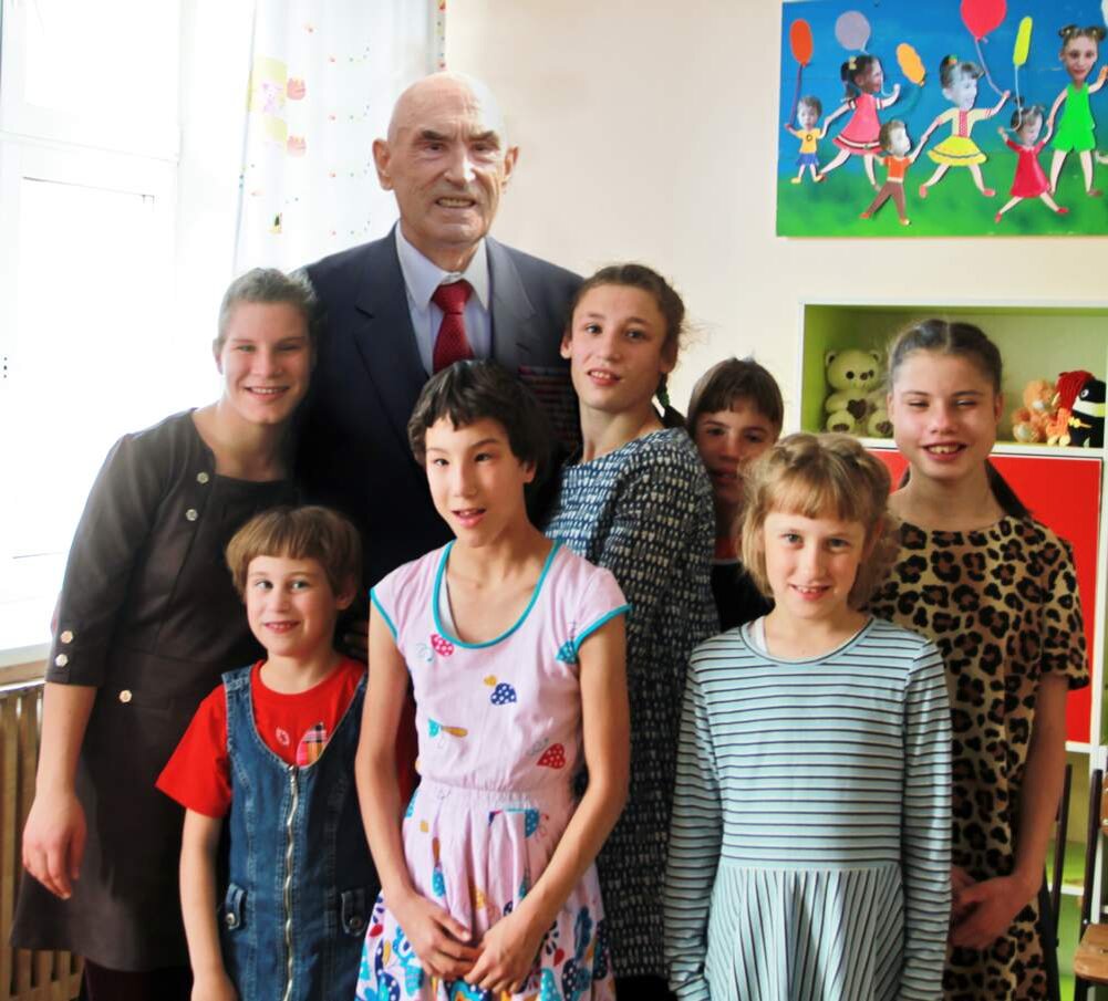 Геннадий Семёнович Лапунов с воспитанниками интерната. Фото Анатолия Статейнова.