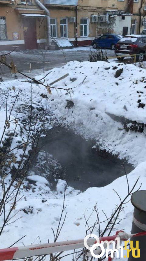 Место, где 12-летняя школьница провалилась в яму с кипятком в Омске    📷