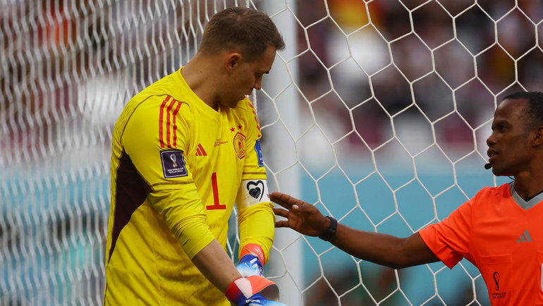    Арбитр проверяет повязку Мануэля Нойера перед матчем Германия — Япония.