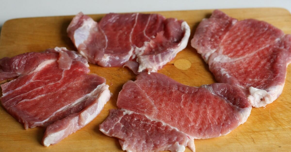 Как отбить мясо без молотка. Отбиваем мясо на доске.