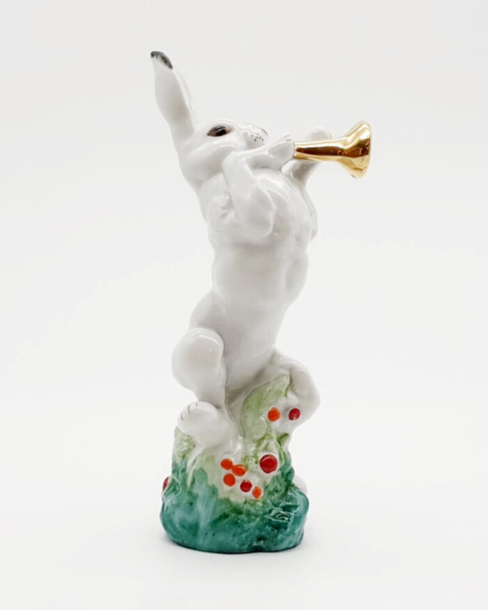Скульптура «Заяц с трубой», ЛФЗ, 1950-1960 гг. Автор модели Е.И. Чарушин, автор росписи Е.Н. Лупанова.