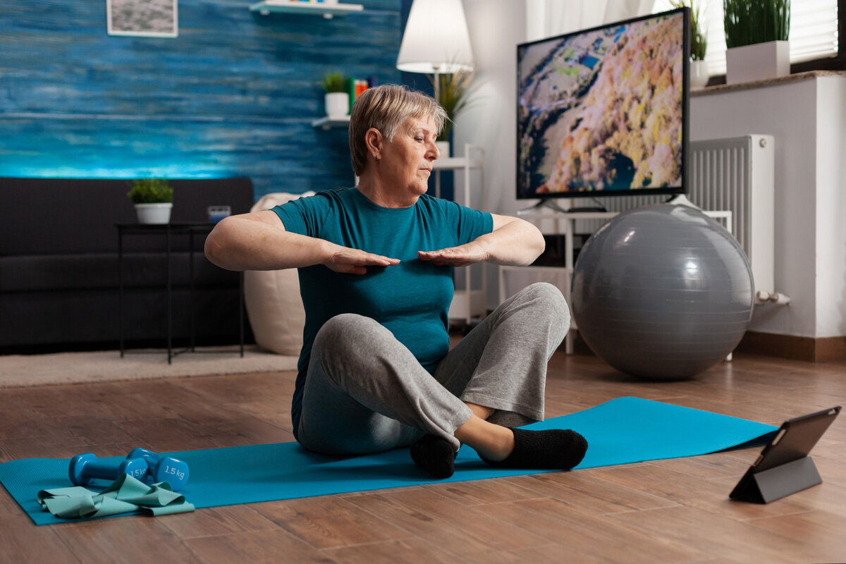 https://www.freepik.com/free-photo/retired-senior-woman-eatching-fitness-tutorial-laptop-sitting-yoga-mat-streching-arm_16234878.htm