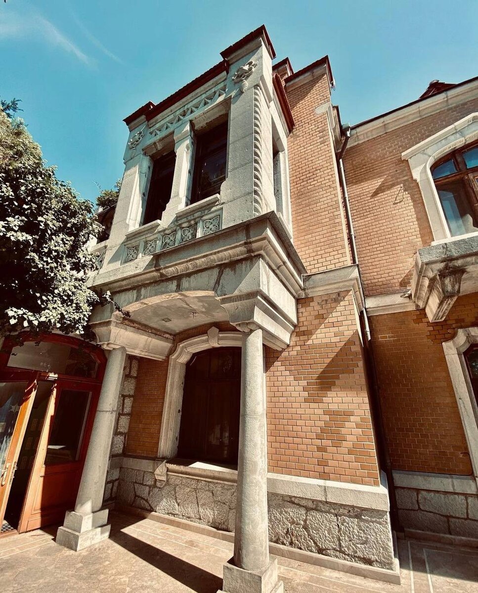 Фасад бывшего дома Сазонова // Фото автора - сентябрь 2021. 
