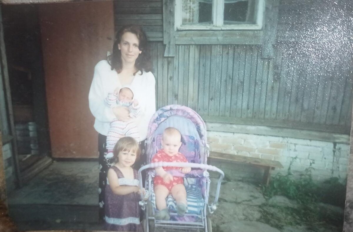 Вера с сыном Рустамом, Даша и Алеся. 1998 июль