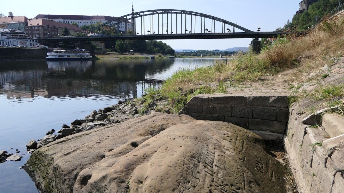    Голодные камни на Эльбе, ЧехияCC BY-SA 3.0 / Dr. Bernd Gross / Hungerstein in Decin