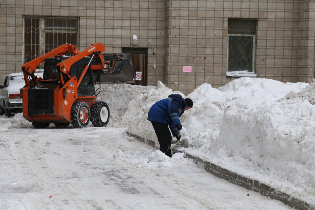 Уборка двора от снега. Уборка снега в зимний период. Уборка снега в зимний период. Уборка снега придомовой территории. Техника для расчистки снега.