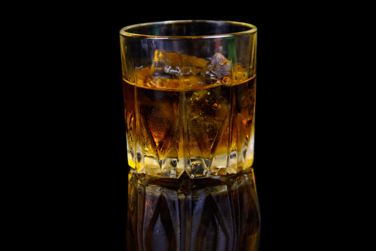 Можно ли считать алкоголизм вредной привычкой, или это болезнь? (источник изображения: freepik.com)