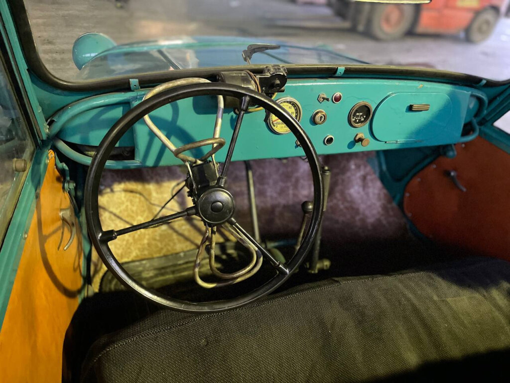 Именно на таком авто перемещались герои комедии Леонида Гайдая.