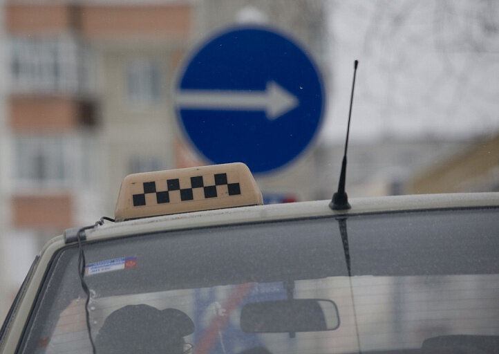    В Сургутском районе таксист присвоил телефон и деньги клиента