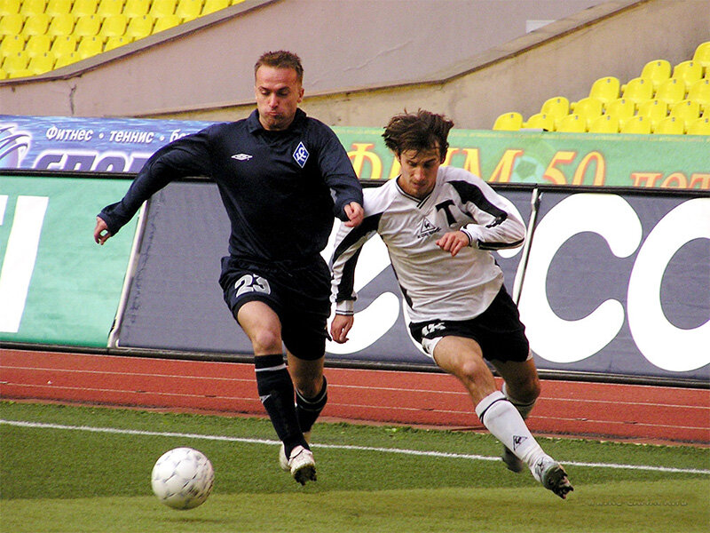 «Торпедо» - «Крылья Советов» (Самара) - 0:1. Самарец Огнен Короман (№23) и торпедовец Виталий Волков (№18).