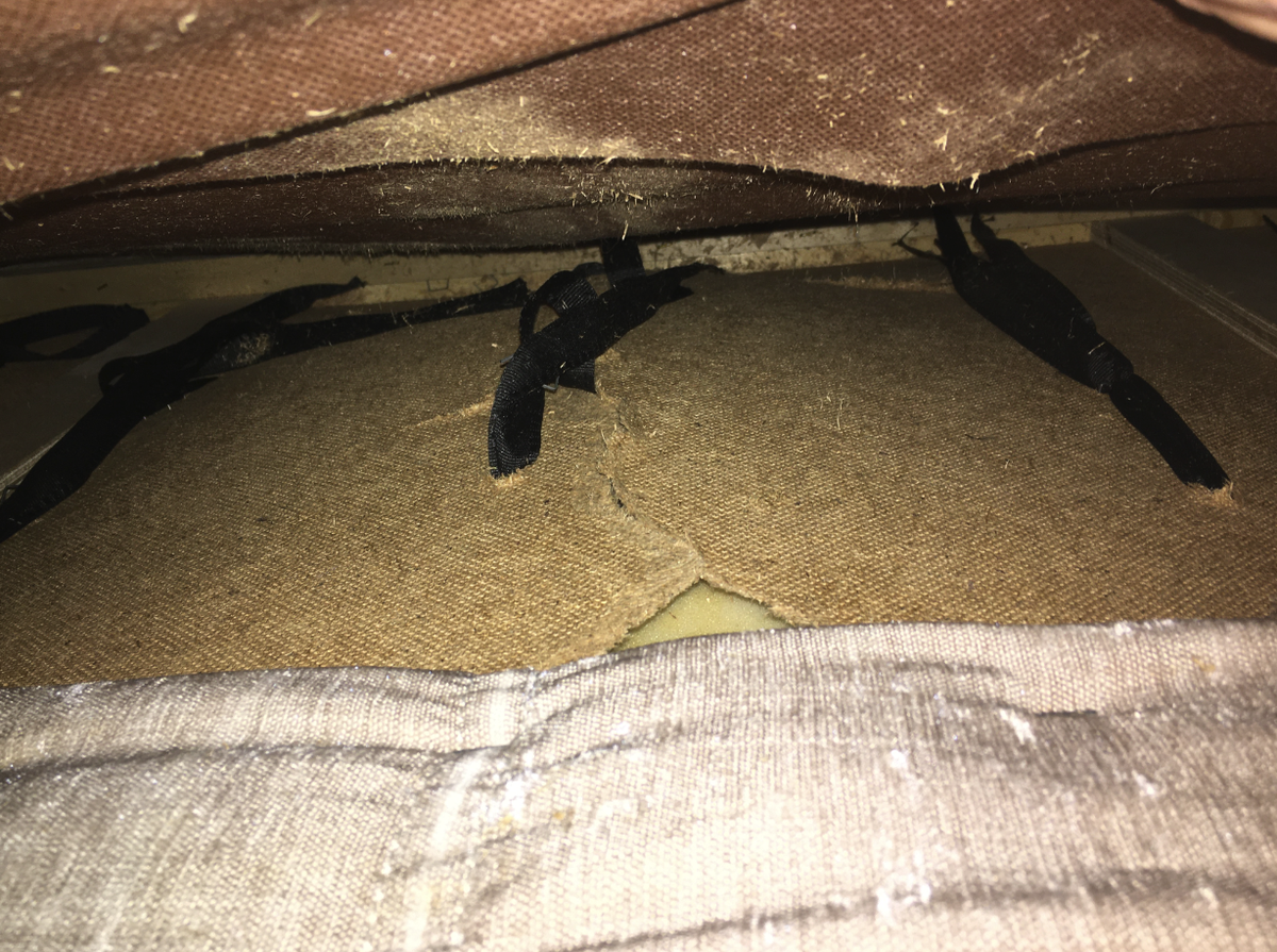 Для изготовления основы подушки сидения производитель выбрал ДВП.