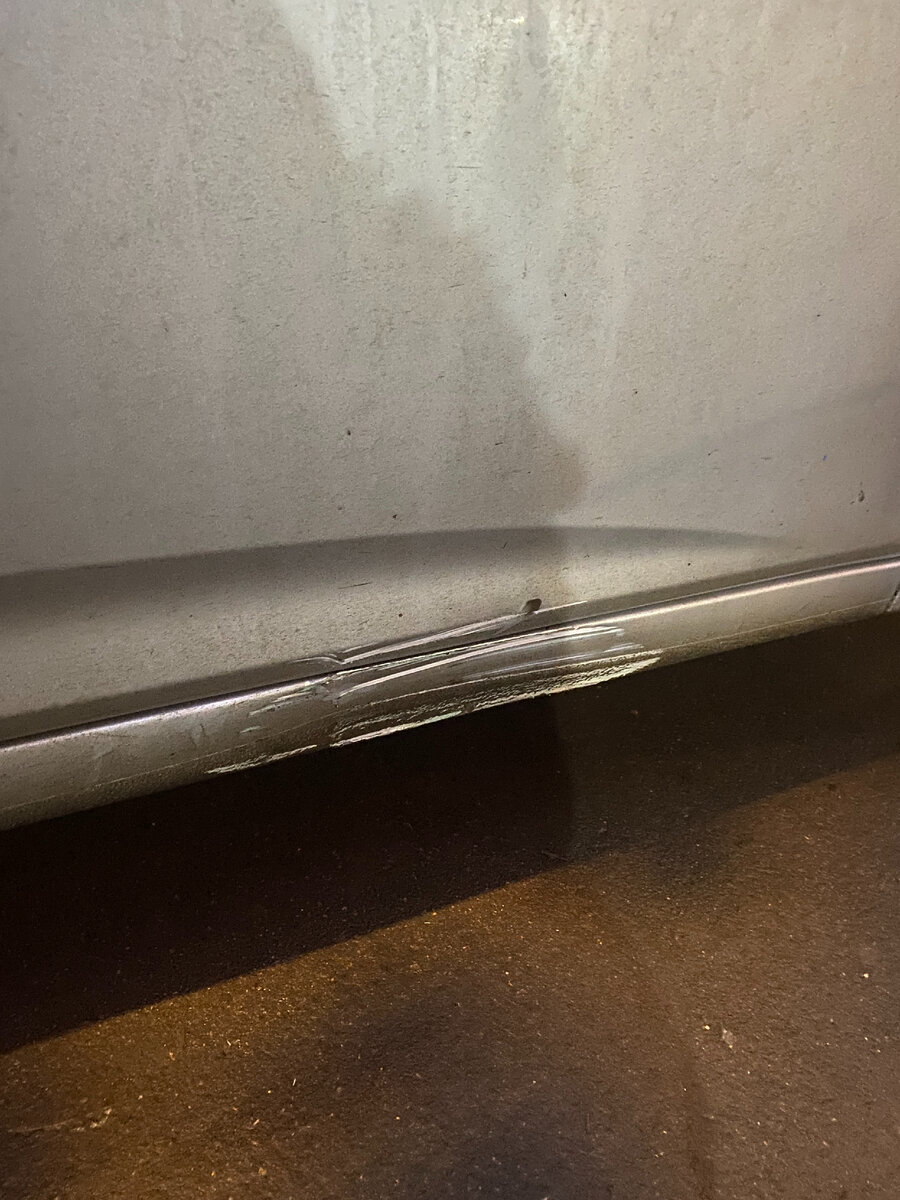 Повреждения порога и двери после встречи с бетонным блоком